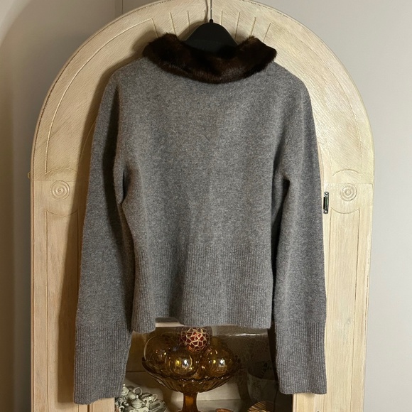 Willi Smith Gray V-Neck Sweather with Removable Faux Mink Fur Collar, Size L - Picture 7 of 13